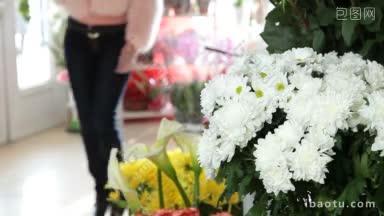 背景花店里的菊花女顾客在挑选花束